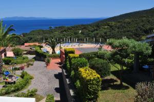 卡波利韦里Residence Belvedere的享有游泳池和海洋景致的度假村