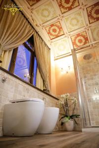 阿纳尼Villa Floridiana的一间带卫生间和大镜子的浴室