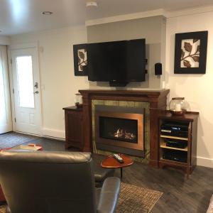 鲍威尔里弗StudioOne Pebble Beach的客厅设有壁炉和平面电视。