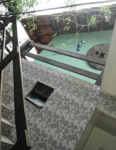 坎布里Alebelhinha Residencial Camburi Pousada的地面楼层的笔记本电脑享有楼梯的上方景色