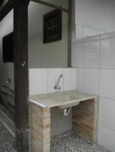 坎布里Alebelhinha Residencial Camburi Pousada的墙上设有水槽的浴室