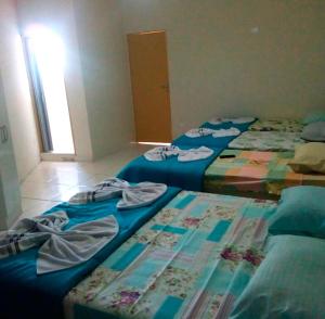 迈里波朗Pousada Oluap的一间客房内设有四张床的房间