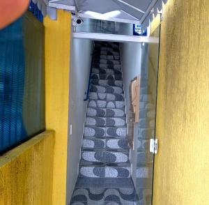 迈里波朗Pousada Oluap的火车走廊,有楼梯