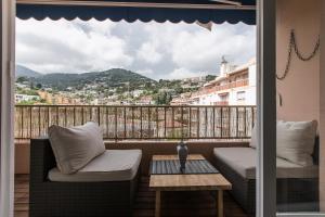 罗克布吕讷-卡普马丹Beautiful Apartment near Monaco的市景阳台配有桌椅。