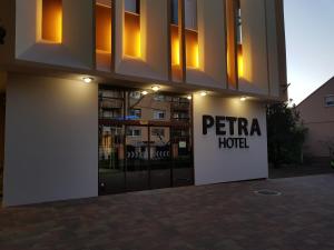 尼赖吉哈佐Petra Hotel的建筑前有标志的酒店