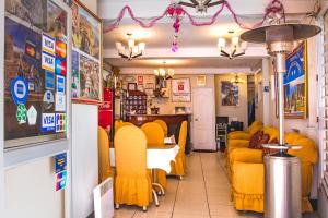 普诺圣女拉斯涅韦斯II旅馆的用餐室配有黄色椅子和桌子