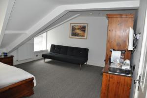 凯西克36号酒店的客厅配有沙发和1张床