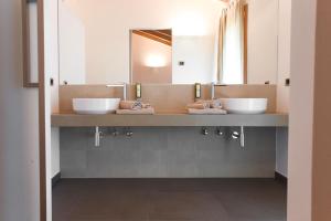 特伦托卡斯蒂乐农家乐的浴室设有2个水槽和2面镜子