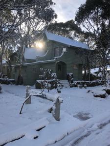 丁诺高原Bindi - Alpine Getaways's Chalet at Tower Rd的雪中带消防栓的房子