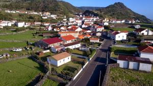 Faja GrandeCasa do Baixio的山丘上小村庄的空中景观
