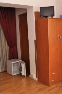 罗马加尔勒尔B＆B酒店的一间配有微波炉、电视和门的房间