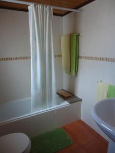 里戈尔Casa Campo e Praia的带淋浴、卫生间和盥洗盆的浴室