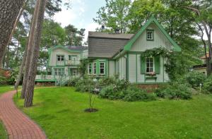 博尔滕哈根Landhaus Victoria的绿色的房屋,设有绿色的屋顶