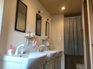 东京Guesthouse Sensu的浴室设有3个水槽和2面镜子