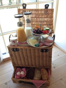 斯文堡Tåsinge B&B的桌上装满食物和饮料的篮子