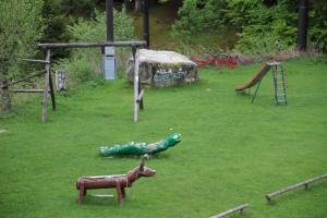 TelveLocanda La Ruscoletta的公园内有一个游乐场,草地上放有玩具动物