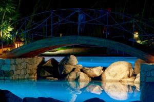 巴里萨尔多Camping villaggio L'Ultima spiaggia的一座在水中岩石池上的桥梁