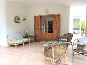 莱波拉诺Salento Sunny House的客厅配有沙发和桌椅