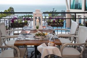 Grand Hotel Sveti Vlas- All Seasons Fitness & SPA Hotel的阳台或露台