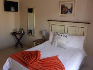勒斯滕堡Divine Guest Lodge的卧室配有白色的床铺和白色的枕头