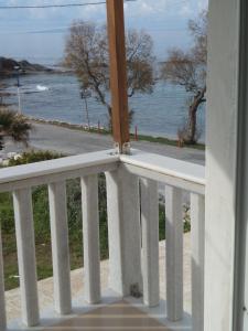 阿吉奥斯普罗科皮奥斯O Fotis的阳台享有海景。