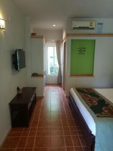 清莱班雅鲁酒店的客房设有床、桌子和窗户。