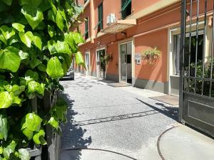 热那亚阿萨罗堤酒店的城镇中一条有建筑的街道