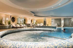 蒂门多弗施特兰德玛丽蒂姆提蒙多夫斯特瑞德海景酒店的酒店大堂的游泳池,设有大浴缸