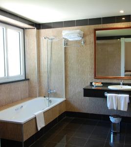 科瓦东加阿尔塞亚佩拉约大酒店的带浴缸和盥洗盆的浴室