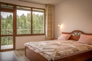 亚戈迪纳Guest House Milka的一间卧室设有一张床和一个大窗户