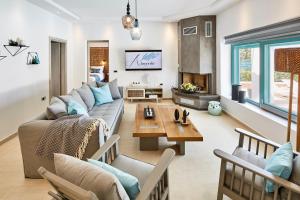 莫诺利索斯Almyriki Beach Villa的客厅配有沙发和桌子