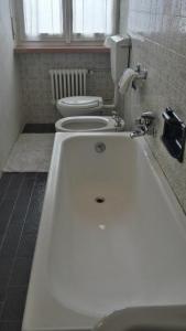 卡伦诺贝拉维斯塔比萨店及旅馆的浴室配有白色卫生间和浴缸。