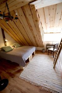 TornimäeMetsara B & B的卧室设有一张木制天花板上的大床