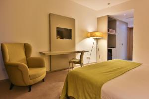 拉梅戈德尔芬杜罗酒店的酒店客房配有一张床、一把椅子和一张书桌