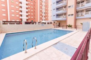 甘迪亚Apartamentos Marblau Peredamar-Julio y Agosto SOLO FAMILIAS的一座位于建筑中的游泳池