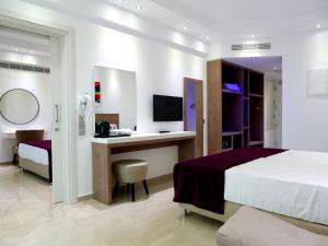 阿依纳帕Amethyst Napa Hotel & Spa的配有一张床和一张书桌的酒店客房