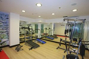 罗希姆诺奥林匹克一号酒店的健身房设有数台跑步机和健身自行车