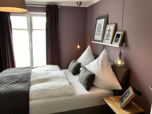 奥利希Boutique Hotel Lindenhof, Bed & Breakfast的卧室配有带枕头的床铺和窗户。
