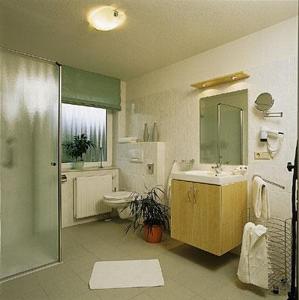不莱梅Grothenns Hotel 3-Sterne superior的带淋浴、盥洗盆和卫生间的浴室
