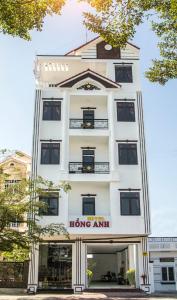 潘郎Hotel Hong Anh的白色的建筑,上面有标志
