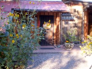 法明顿银江阿朵比住宿加早餐旅馆的鲜花盛开的木屋前门