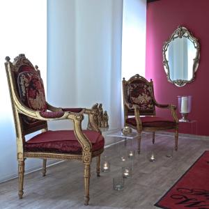 路德维希堡里维埃拉酒店的镜子间里的一对椅子