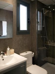 卡斯特尔德费尔斯SG科斯塔巴塞罗那公寓式酒店的浴室配有卫生间、盥洗盆和淋浴。