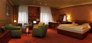 瓦伦多夫恩格尔酒店的一间卧室配有一张床、椅子和一张书桌