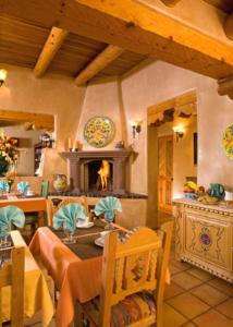 圣达菲艾尔法罗立托住宿加早餐旅馆的一间带桌子和壁炉的用餐室