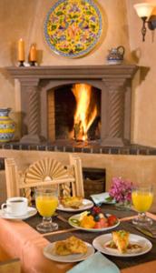 圣达菲艾尔法罗立托住宿加早餐旅馆的餐桌,餐盘和壁炉