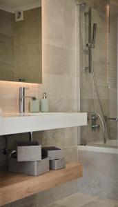 韦尔都勒博Aquamarine - Gemstone Getaway的一间带水槽和淋浴的浴室