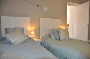韦尔都勒博Aquamarine - Gemstone Getaway的卧室内两张并排的床