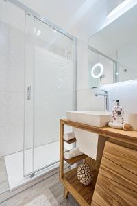 巴特法兴格Hotel Garni & Appartementhaus Fichtenwald的一间带水槽和淋浴的浴室