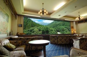 水上町米纳卡米萨索日式旅馆的客房设有沙发和大窗户。